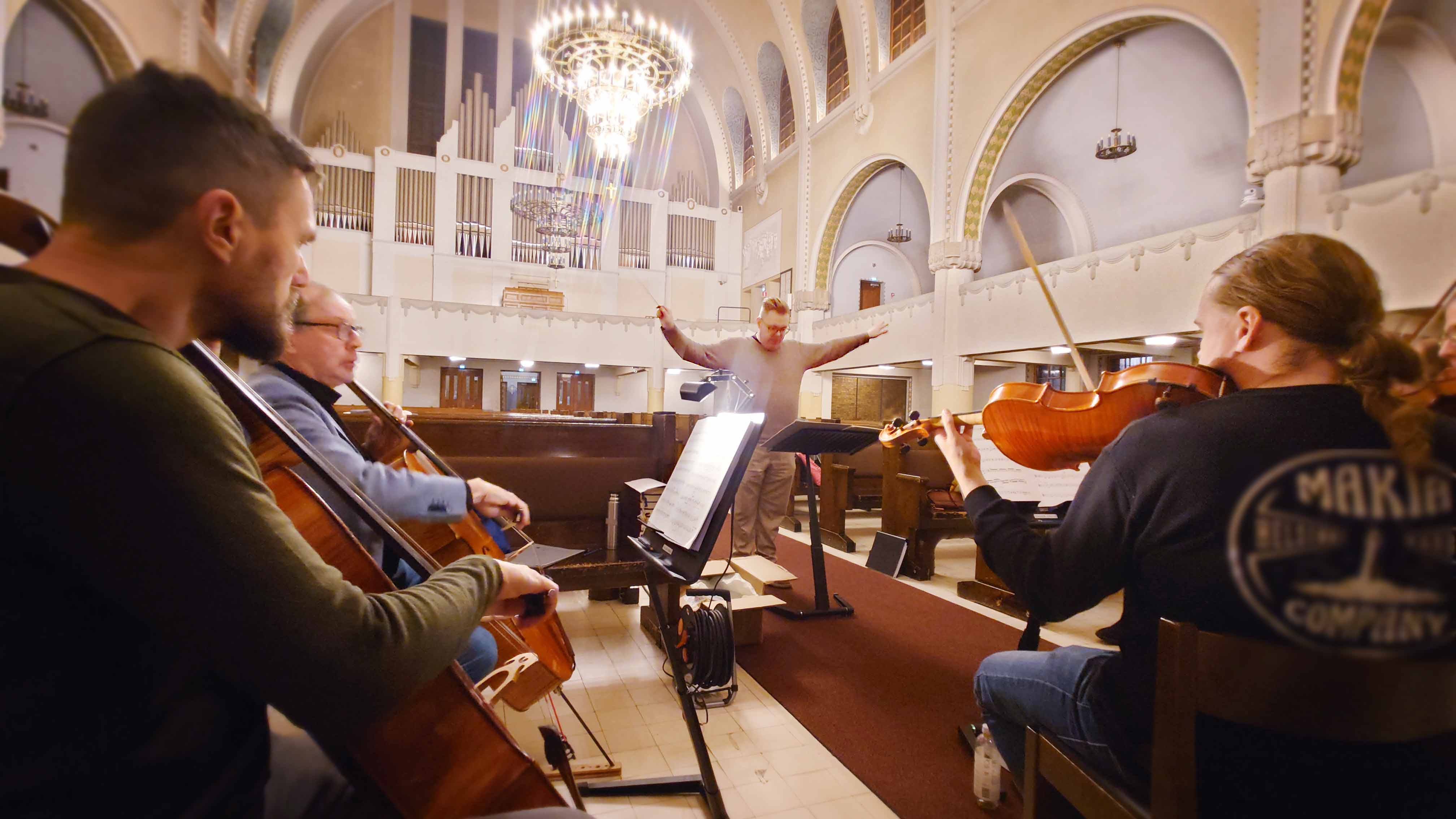 Sellistit, alttoviulistit ja kuoron johtaja Kallion kirkossa